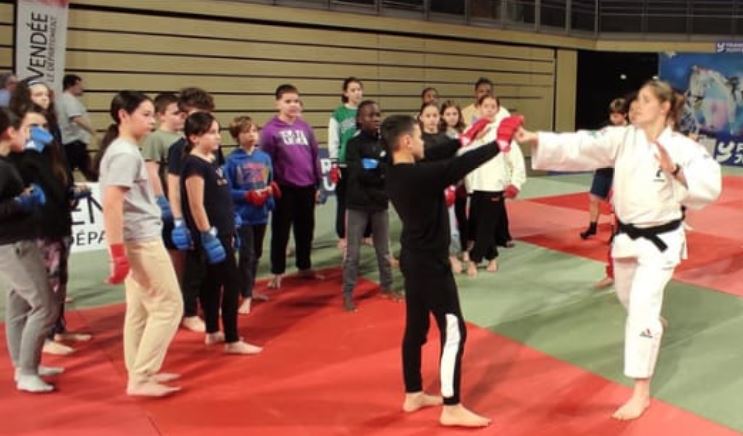Les élèves de 6B découvrent le Jiu-jitsu au Vendéspace