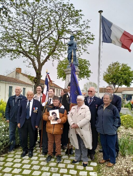 Une ancienne élève du collège Herriot reçoit de l’UNC le drapeau « Devoir de mémoire ».